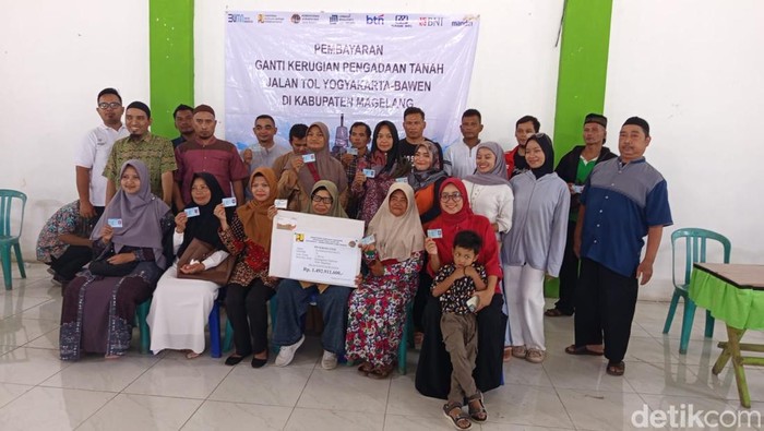 23 waris dari satu keluarga kompak menerima uang ganti rugi tol Jogja-Bawen di Balai Desa Candiretno, Secang, Magelang, Rabu (4/11/2025).