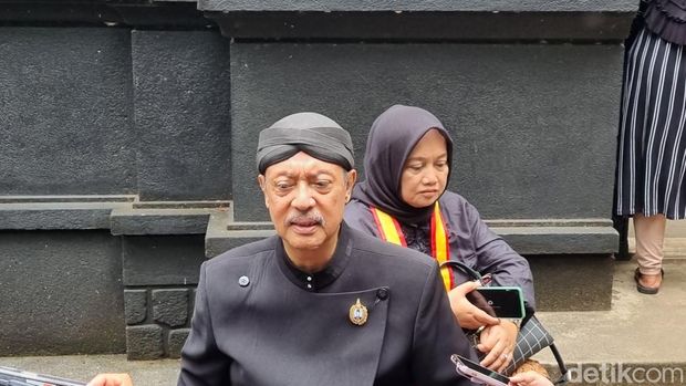 Adik PB XIII, Kanjeng Gusti Pangeran Haryo (KGPH) Benowo saat memberikan keterangan di Pajimatan, Imogiri, Bantul, Rabu (5/11/2025). Adik PB XIII, Kanjeng Gusti Pangeran Haryo (KGPH) Benowo saat memberikan keterangan di Pajimatan, Imogiri, Bantul, Rabu (5/11/2025).