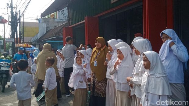 Anak-anak sekolah berkumpul melepas jenazah PB XIII. Anak-anak sekolah berkumpul melepas jenazah PB XIII.