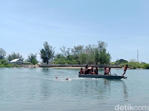 Bertaruh Nyawa Anak-anak di Lombok Timur Seberangi Muara Demi Sekolah