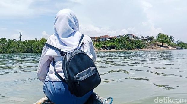 Anak-anak sekolah menyeberangi muara menggunakan di Desa Seriwe, Kecamatan Jerowaru, Lombok Timur, NTB untuk pergi ke sekolah, Rabu (5/11/2025). (Sanusi Ardi W/detikBali)