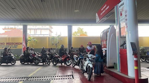 Antrian mengular di SPBU Swasta dan Produk Pertamax Antrian mengular di SPBU Swasta dan Produk Pertamax
