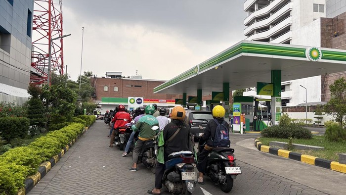 Antrian mengular di SPBU Swasta dan Produk Pertamax