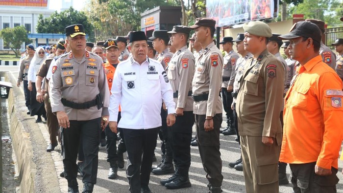 Kapolda Irjen Viktor dan Gubernur Hidayat cek pasukan.