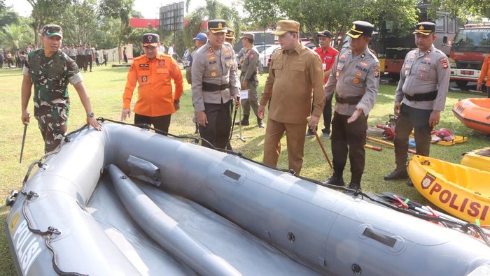 Kapolres Banyuasin AKBP Ruri bersama Bupati Banyuasin Askolani mengecek peralatan untuk menghadapi bencana