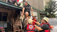Petugas Palang Merah Filipina (Philippine Red Cross) tampak mengevakuasi warga yang terjebak. REUTERS/Eloisa Lopez