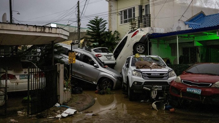 A drone view shows cars piled up after being swept away in floods brought on by Typhoon Kalmaegi which piled up at a subdivision in Bacayan, Cebu City, Philippines, November 5, 2025. REUTERS/Eloisa Lopez
