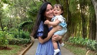 Istri Jonas Rivanno itu baru berani memperhatikan lagi bentuk tubuh setelah Chloe berusia 6 bulan. Dia sempat menjadi setengah vegan dan itu berpengaruh membuat berat badannya cepat menyusut. Pelan-pelan jaga pola makan, gak berani diet dulu karena masih tetap ful ASI buat Chloe, tuturnya. Foto: Instagram @asmirandah89