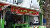 Bakso Remaja Gading di Jalan Veteran Joyosuran Kampung Menangan Pasar Kliwon, Solo, jadi perbincangan karena dugaan menjual menu nonhalal. Padahal, selama ini warung mereka kerap dikunjungi muslim. Foto: Anton Eko Haryadi/Google Image