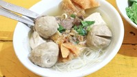 Anak pemilik warung Bakso Remaja Gading kemudian mengklarifikasi. Ia menyebut ayahnya salah ucap dan dalam kondisi sakit ketika ditanyai pihak dinas. Sang anak menjamin menu bakso mereka halal. Foto: Instagram bakso_remaja_gading