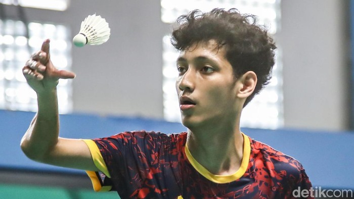 Pebulutangkis paralimpik tunggal putra asal Jakarta Muhammad Hidayat mengembalikan kok kepada pebulutangkis paralimpik tunggal putra asal Jawa Tengah Kenji Pamungkas pada babak penyisihan saat turnamen Peparpenas di Gor Pulogadung, Jakarta Timur, Rabu (5/11/2025). Muhammad Hidayat menang rubber set 14-21, 21-12, 21-14.