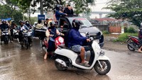 Ada juga warga yang nebeng naik mobil bak terbuka demi bisa sampai ke tempat kerjanya. 