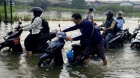 Pengendara terpaksa menerobos genangan banjir di jalan itu karena enggan gunakan jalur alternatif yang jaraknya cukup jauh.