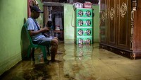 Banjir terjadi akibat curah hujan tinggi yang melanda wilayah tersebut sejak dua pekan terakhir. ANTARA FOTO/Aji Styawan