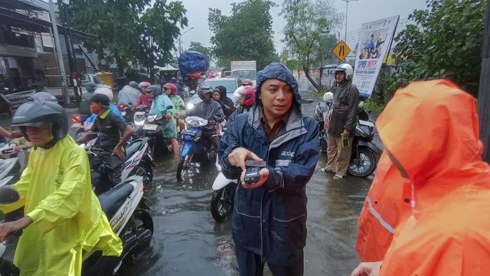 Wali Kota Surabaya Eri Cahyadi meninjau sejumlah titik banjir di Kota Surabaya, Rabu (5/11)