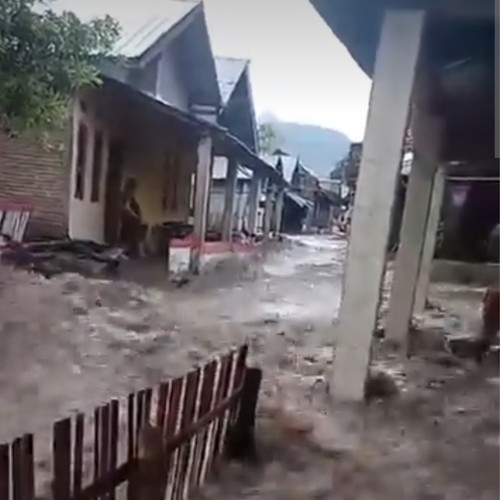 Banjir yang terjadi di Desa Monggo, Kecamatan Madapangga, Kabupaten Bima, NTB, Rabu (5/11/2025). (Istimewa)