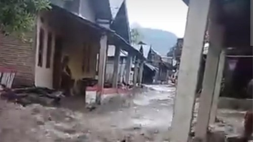 Banjir yang terjadi di Desa Monggo, Kecamatan Madapangga, Kabupaten Bima, NTB, Rabu (5/11/2025). (Istimewa)
