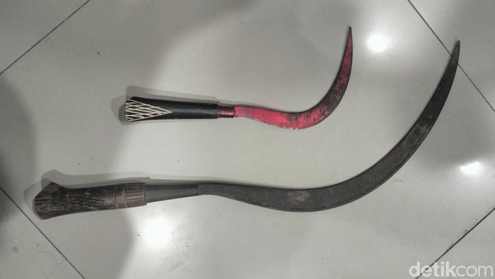 Barang bukti celurit di kasus tawuran pelajar di Pemalang, Rabu (5/11/2025).