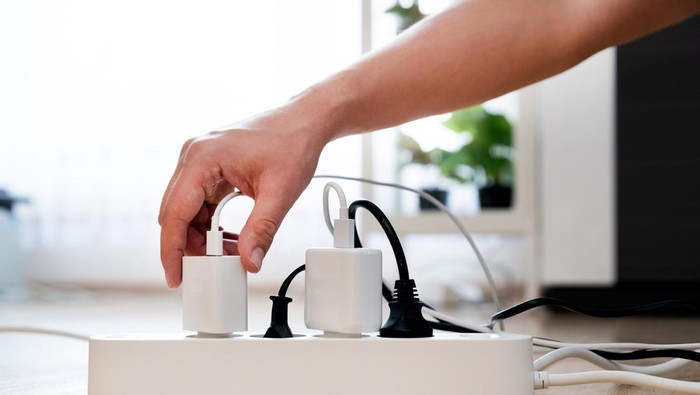 Hujan Lebat dan Petir, Haruskah Cabut Elektronik di Rumah?