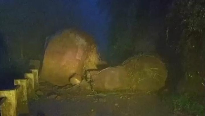 Longsor bongkahan batu menutup akses jalan warga di Dukuh Gesikan, Desa Jrakah, Kecamatan Selo, Kabupaten Boyolali, Rabu (5/11/2025).