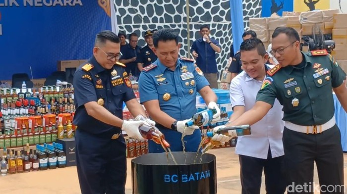 Bea Cukai Batam memusnahkan barang hasil penindakan kepabeanan dan cukai periode tahun 2025. (Foto: Alamudin Hamapu/detikSumut)