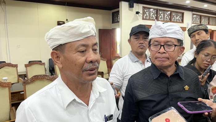 Bendesa Adat Jimbaran, I Gusti Made Rai Dirga Arsana Putra (baju putih), dan Ketua Pansus TRAP DPRD Bali, I Made Suparta (baju hitam), saat ditemui media di Kantor DPRD Bali, Rabu (5/11/2025). (Foto: Rizki Setyo/detikBali)