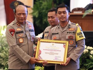 Bhabinkamtibmas Polres Blitar Kota Diganjar Penghargaan Siskamling Terbaik