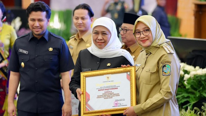 Bupati Banyuwangi menerima penghargaan