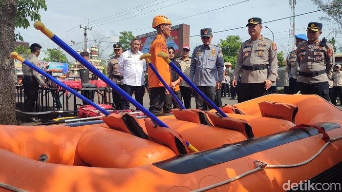 Bupati Ciamis Herdiat Sunarya dan Kapolres Ciamis mengecek sarana prasarana untuk penanganan bencana usai apel siaga bencana di Polres Ciamis.