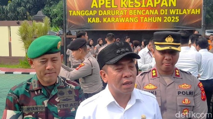 Bupati Karawang Aep Syaepuloh saat meninjau kesiapan personel siaga Penanggulangan darurat bencana di Mapolres Karawang