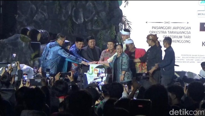 Bupati Sumedang Dony Ahmad Munir saat menghadiri Jabar Etno Festival di PPS Sumedang, Selasa (4/11/2025) malam.