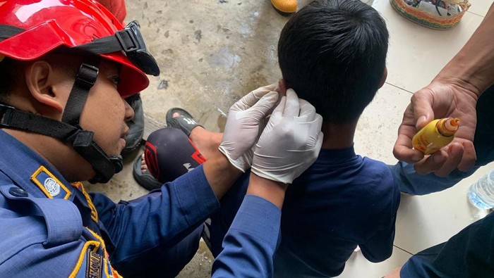 Damkar Bogor membantu melepaskan kail pancing yang tersangkut di telinga remaja di Cibinong.
