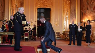 David Beckham Terima Gelar dari Raja Charles III, Brooklyn Tak Hadir