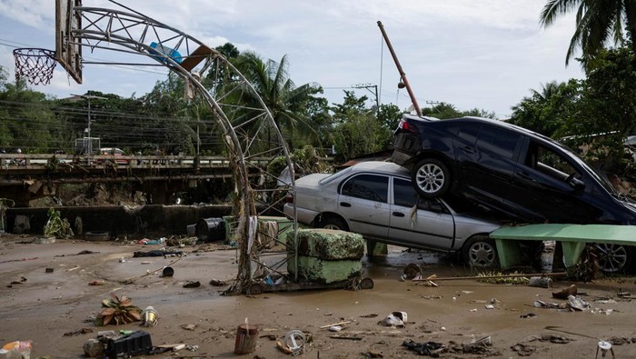 Cars swept away after heavy flooding brought on by Typhoon Kalmaegi are piled up at a subdivision in Bacayan, Cebu City, Philippines, November 5, 2025. REUTERS/Eloisa Lopez