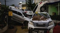 Mobil-mobil yang tersapu badai tampak bertumpuk. Topan Kalmaegi meninggalkan jejak kehancuran di Filipina tengah dan menewaskan sedikitnya 58 orang. Foto: REUTERS/Eloisa Lopez
