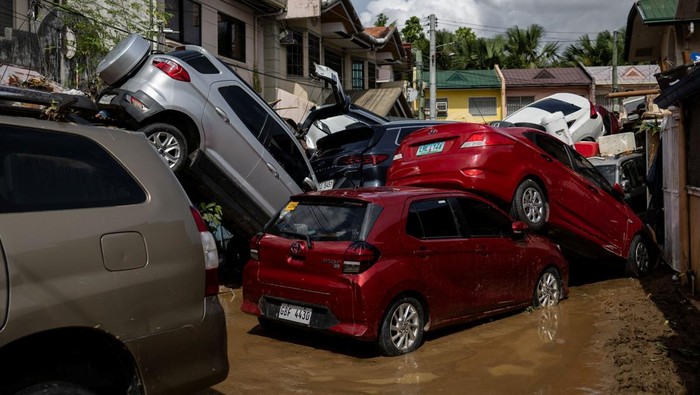 Cars swept away after heavy flooding brought on by Typhoon Kalmaegi are piled up at a subdivision in Bacayan, Cebu City, Philippines, November 5, 2025. REUTERS/Eloisa Lopez