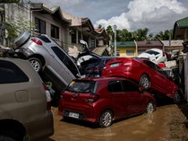 Deretan Mobil Rusak dan Bertumpuk Usai Amukan Topan Kalmaegi