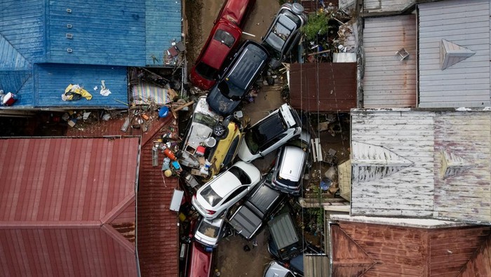 Cars swept away after heavy flooding brought on by Typhoon Kalmaegi are piled up at a subdivision in Bacayan, Cebu City, Philippines, November 5, 2025. REUTERS/Eloisa Lopez