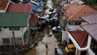 Warga mengais puing-puing rumah mereka yang tersapu banjir bandang setelah sungai meluap usai Topan Kalmaegi menghantam wilayah Visayas. Foto: REUTERS/Eloisa Lopez