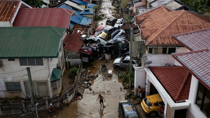 Cars swept away after heavy flooding brought on by Typhoon Kalmaegi are piled up at a subdivision in Bacayan, Cebu City, Philippines, November 5, 2025. REUTERS/Eloisa Lopez