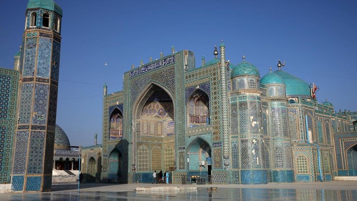 A damaged minaret of the Blue Mosque after the mosque sustained minor damage following a recent earthquake in Mazar-i-Sharif, Afghanistan, November 5, 2025. The mosque, also known as the Shrine of Hazrat Ali, is one of Afghanistan’s most revered religious sites. REUTERS/Sayed Hassib