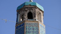 Masjid Biru, juga dikenal sebagai Makam Hazrat Ali, merupakan salah satu situs keagamaan paling dihormati di Afghanistan. REUTERS/Sayed Hassib  