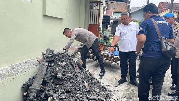 Dirrreskrimum Polda Sumut Kombes Ricko Taruna Mauruh dan Kapolrestabes Medan Kombes Jeam Calvijn Simanjuntak saat ikut turun ke lokasi. (Finta Rahyuni/detikSumut)