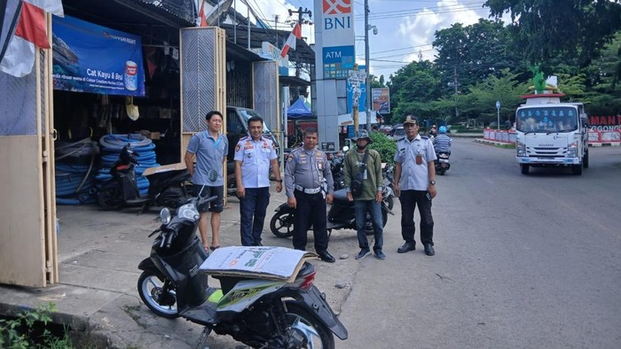 Dinas Perhubungan (Dishub) Kabupaten Takalar, Sulawesi Selatan (Sulsel), menertibkan parkiran toko bangunan yang membuat arus lalu lintas (lalin) tersendat.