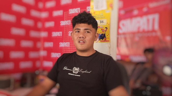 Yusril saat memberikan keterangan kejadian pria luka bakar diduga disiram air keras.