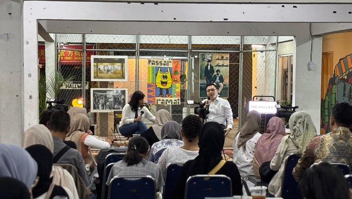 Diskusi Deputi Bidang Koordinasi Pemberdayaan Ekonomi Masyarakat dan Pelindungan Pekerja Migran Kemenko PM, Leon Alpha Edison dengan pelaku UMKM di Hallway Space Bandung.