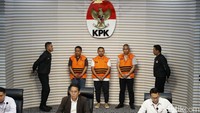 OTT itu berkaitan dengan dugaan pemerasan yang terjadi di Dinas PUPR Riau. KPK juga mengungkap adanya modus jatah preman dalam kasus ini.