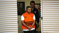 Gubernur Riau Abdul Wahid mengenakan rompi oranye dan tangannya diborgol saat dihadirkan dalam konferensi pers di Gedung Merah Putih Komisi Pemberantasan Korupsi (KPK), Jakarta, Rabu (5 /11/2025).