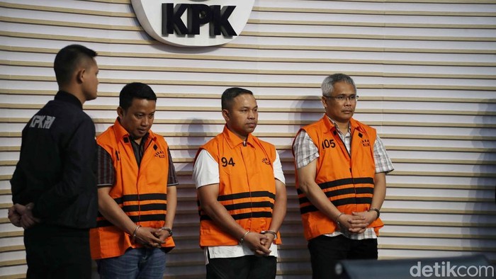 Gubernur Riau Abdul Wahid dan para tersangka mengenakan rompi oranye saat dihadirkan dalam konferensi pers di Gedung Merah Putih Komisi Pemberantasan Korupsi (KPK), Jakarta, Rabu (5 /11/2025).