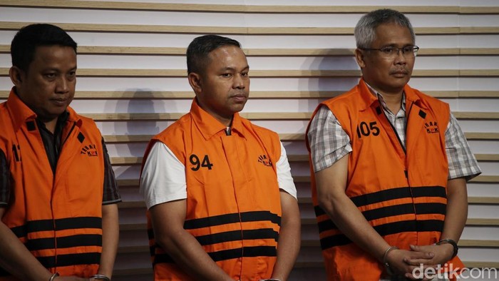 Gubernur Riau Abdul Wahid dan para tersangka mengenakan rompi oranye saat dihadirkan dalam konferensi pers di Gedung Merah Putih Komisi Pemberantasan Korupsi (KPK), Jakarta, Rabu (5 /11/2025).